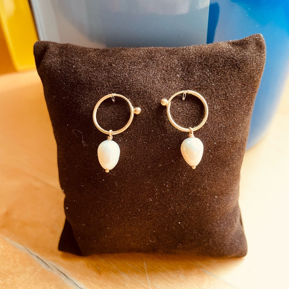 Minimalist fresh water pearl earrings